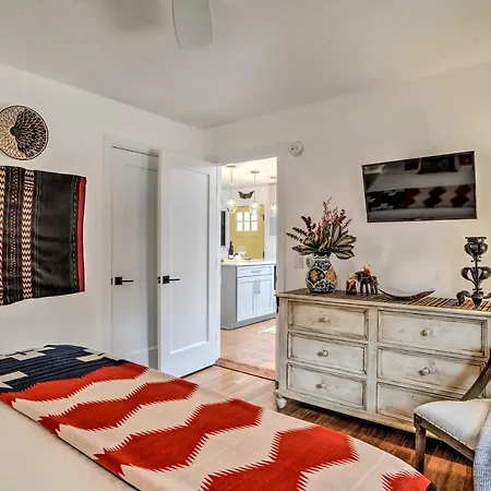 Modern W/ Charm < 2 Mi To Plaza